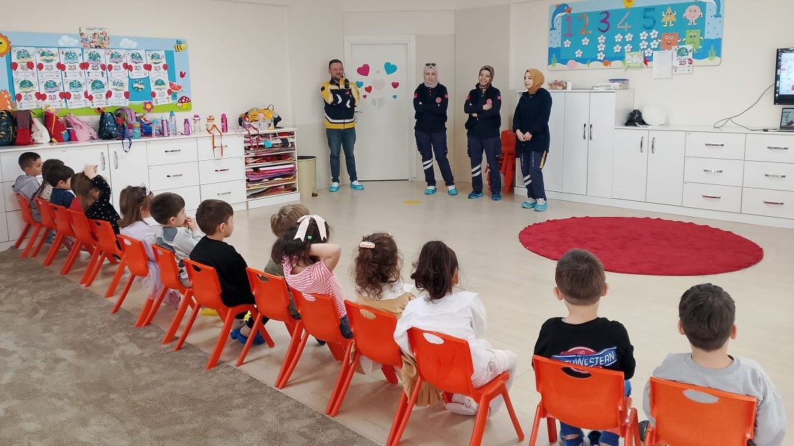 112 ACİL EKİPLERİ TARAFINDAN OKULUMUZ BAHÇESİNDE ÖĞRENCİLERİMİZE BİLGİLENDİRME 